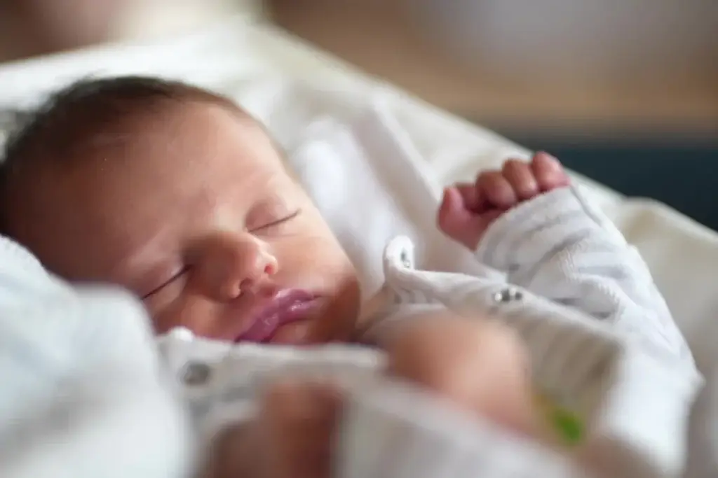 هفته پنجم رشد نوزاد؛ جهش‌ های شگفت‌ انگیز در رشد جسمی و ذهنی