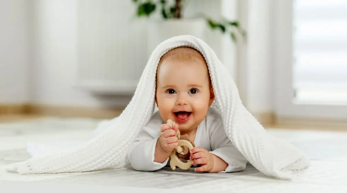 هفته هشتم رشد نوزاد؛ انفجار حواس! بینایی، شنوایی و لامسه تقویت می شوند 1 هفته هشتم رشد نوزاد؛ انفجار حواس! بینایی، شنوایی و لامسه تقویت می شوند