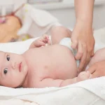 هفته هفتم رشد نوزاد؛ لبخند واقعی، بازی و کشف دستان