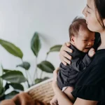 هفته ششم رشد نوزاد؛ زمان لبخندهای دلنشین و گریه‌ های اوج